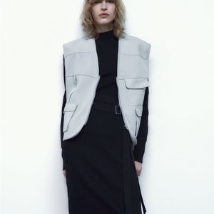ZARA NWt VEST WITH POCKETS GRAY S ( runs large)